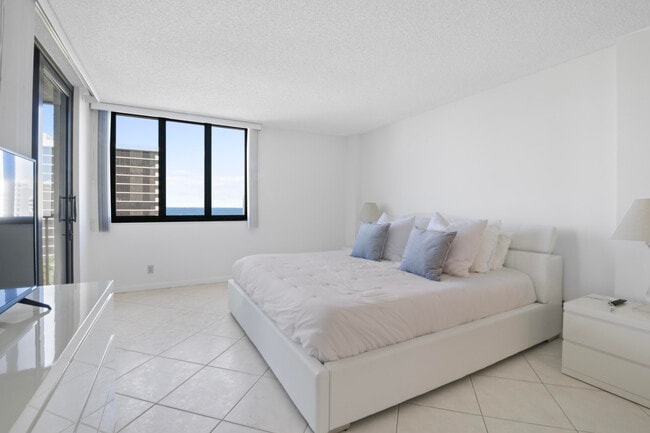 Building Photo - 3420 S Ocean Blvd