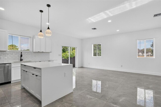 Building Photo - 655 NW 24th Ave