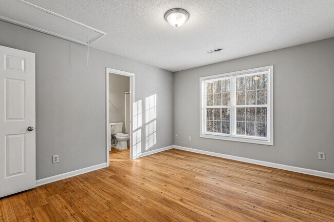 Building Photo - SW - Like New Home, Vaulted LR Ceiling, Fire Place, Wood Flooring, Several Updates!