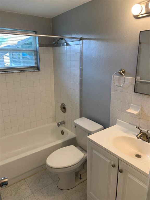 Building Photo - 2215 Pamela Dr