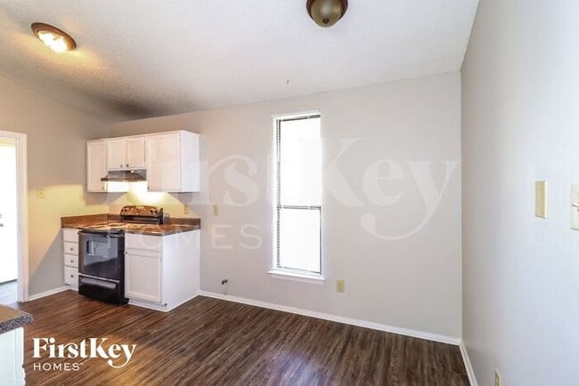 Building Photo - 5798 Jardin Pl