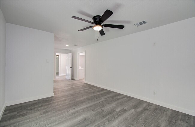 Building Photo - 619 River Plantation Dr