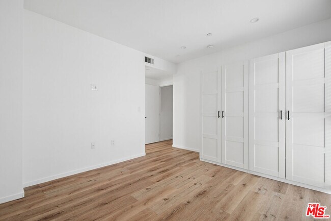 Building Photo - 662 N Mariposa Ave