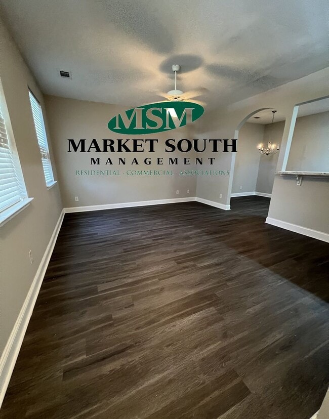 Building Photo - UPDATED RICE HOPE TOWNHOME