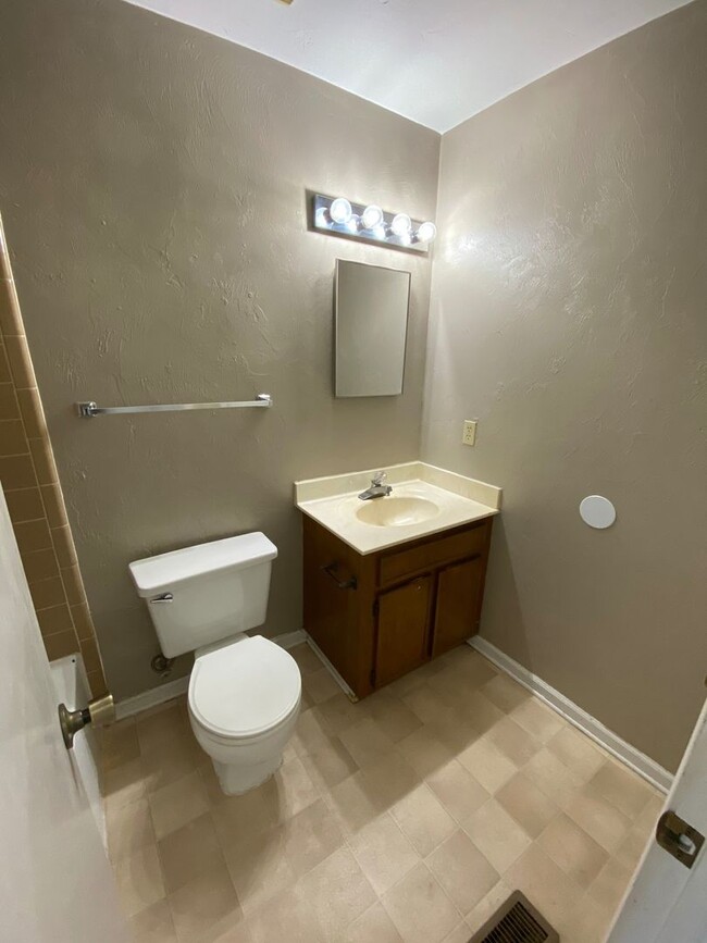 Building Photo - 2/2 Townhome in Continental Oaks Community...