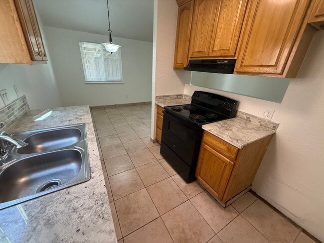 Building Photo - Updated single story located in Modesto!