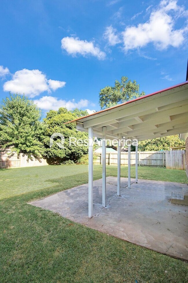 Building Photo - Newly Renovated 3/2 In Bartlett