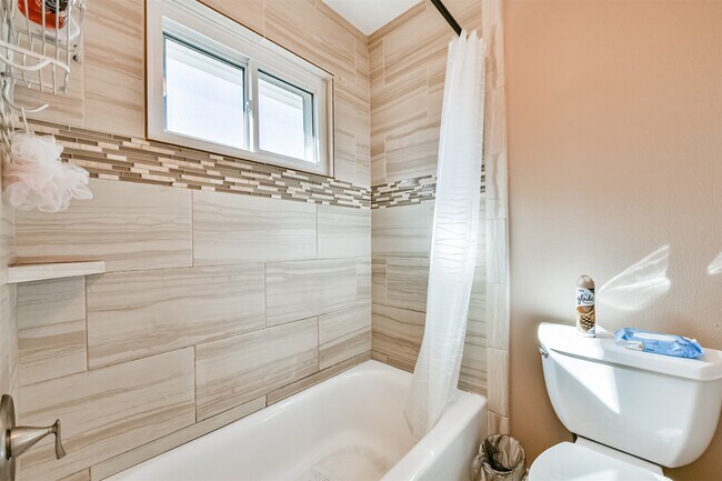 Building Photo - 3007 Chester Dr