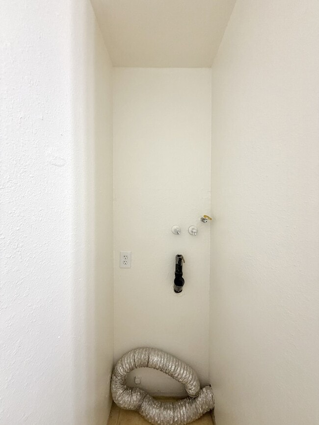 Building Photo - 2660 Twain Dr