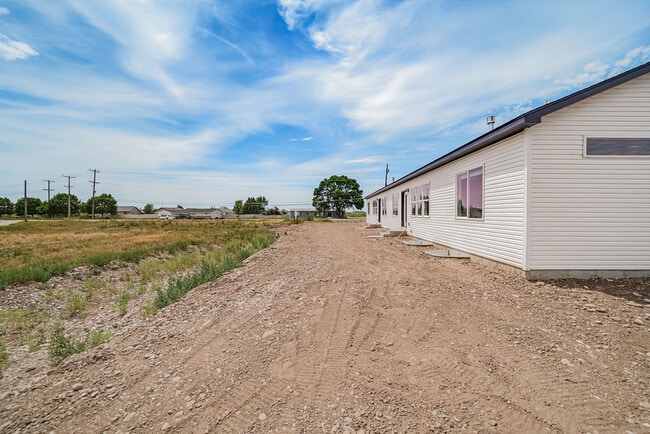 Building Photo - 435 E River Rd