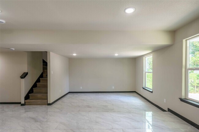 Building Photo - 8433 Lenore St
