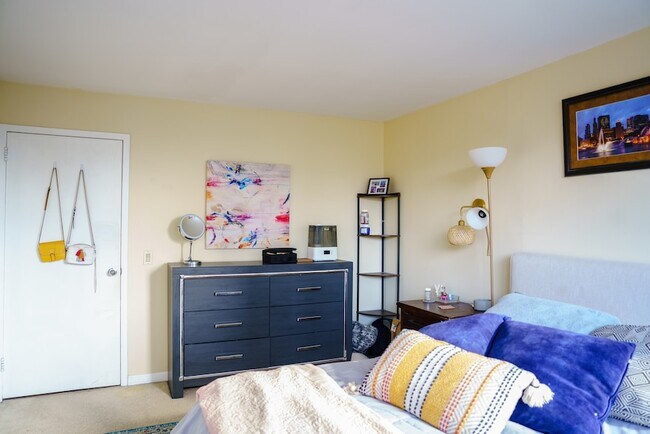 Building Photo - 1560 N Sandburg Terrace