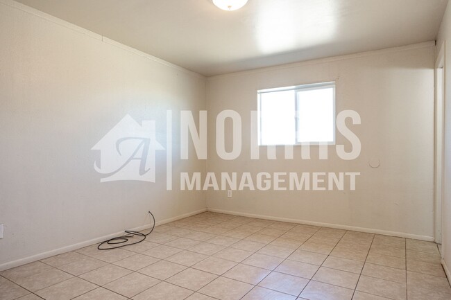 Building Photo - Great Home Located in Eloy at a Great Price!