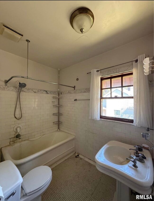 Building Photo - 611 W High St