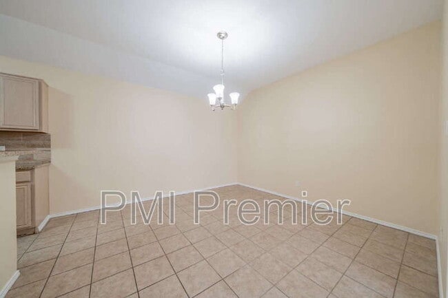 Building Photo - 1175 Meadows Dr