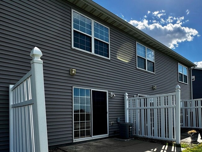 Building Photo - Affordable Non-smoking townhouse in SW Rochester 2beds 2 baths 1 car attached garage washer dryer...