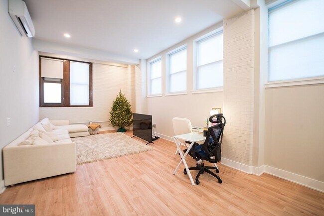 Building Photo - 1300 S 19th St