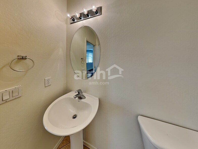 Building Photo - 17428 W Mandalay Ln