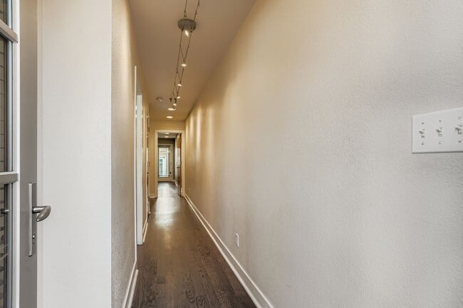 Building Photo - 356 W Archer Pl