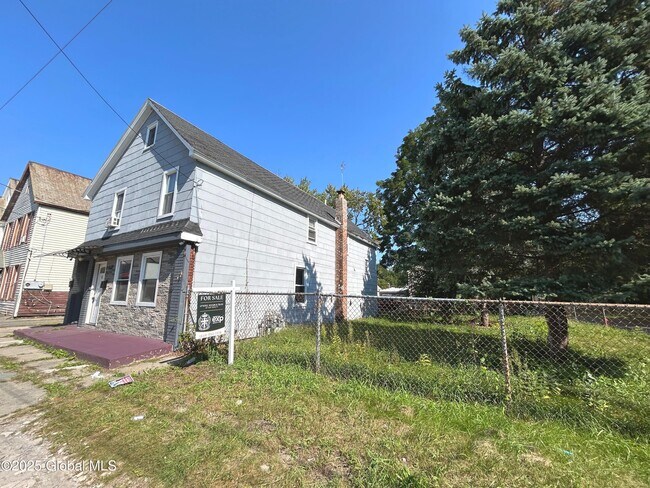 Building Photo - 553 Mumford St