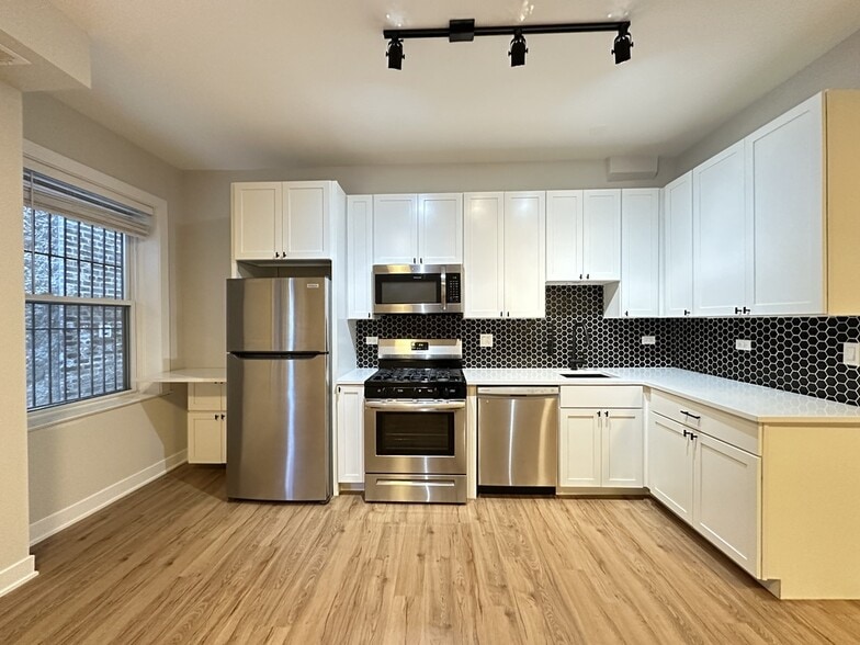 Building Photo - 661 W Wrightwood Ave