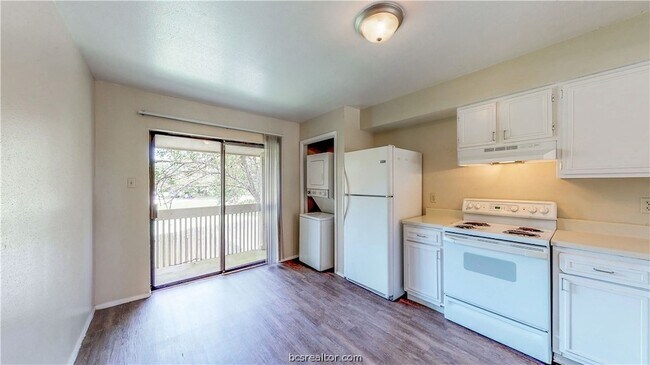Building Photo - 303 Manuel Dr
