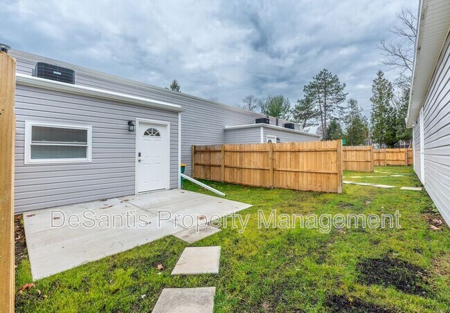 Building Photo - 2207 Aurora Dr
