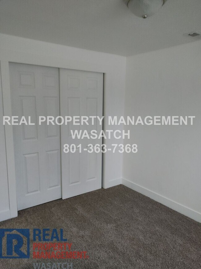 Building Photo - Take a Look at This 4 Bedroom 2 Bathroom H...