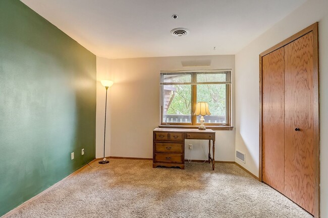 Building Photo - 2-Bedroom Condo Near Campus & UW Hospital ...