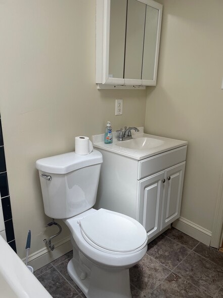 full bath 2 - 3044 Amber St