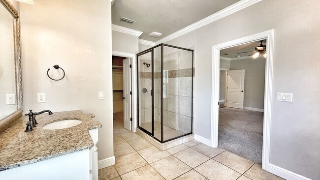 Building Photo - 1501 NE Greenbrier Ct