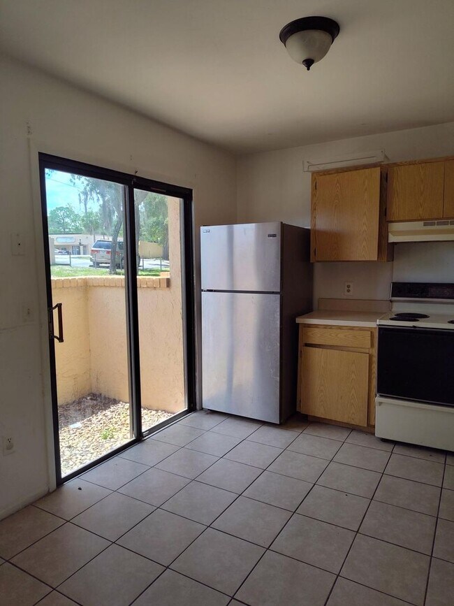 Building Photo - Welcome to Silver Springs Shores–Plaza Rid...