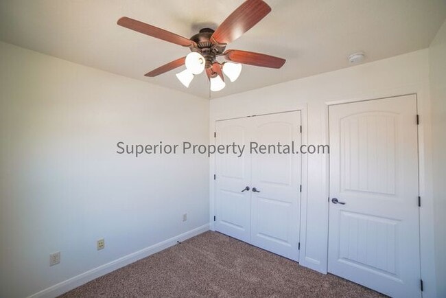 Building Photo - 3 bed, 2.5 bath townhouse with new paint and carpet