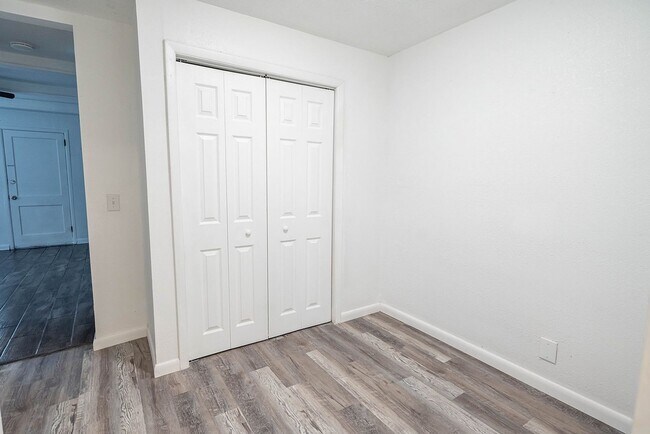 Building Photo - 1118 Louise Dr