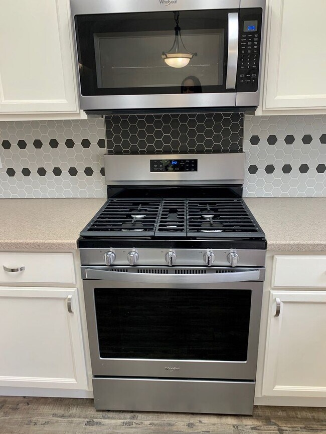 Building Photo - *STUNNING* 3 BEDROOM IN STETSON HILLS