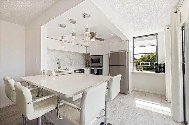 Building Photo - 6145 Sun Blvd