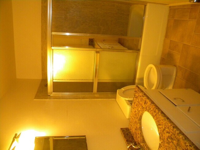 Building Photo - Spacious Home in City View!