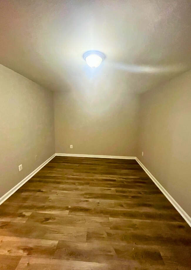 Building Photo - Spacious 1-Bedroom Apartment in Southeast ...