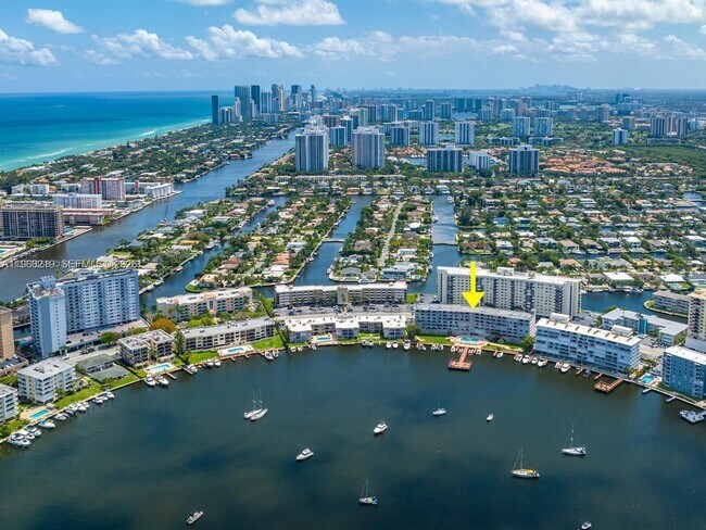 Building Photo - 400 Golden Isles Dr