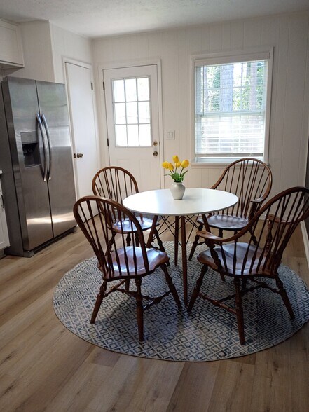 Building Photo - 906 E Magnolia Ave