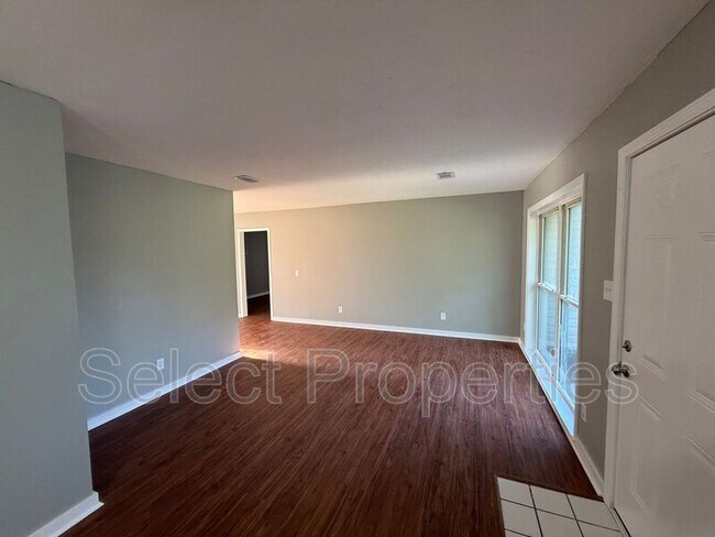 Building Photo - 722 Kitchen St