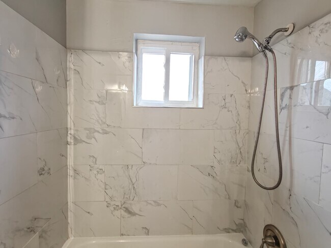 Building Photo - 308 Main St