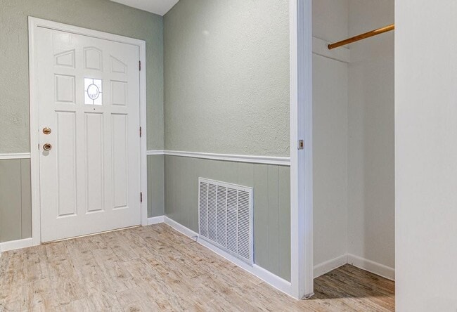 Building Photo - 804 Cielo Dr