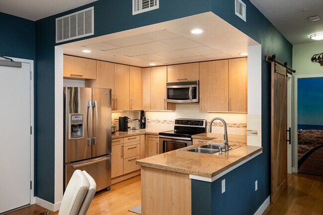 Building Photo - Resort Style Living in Downtown