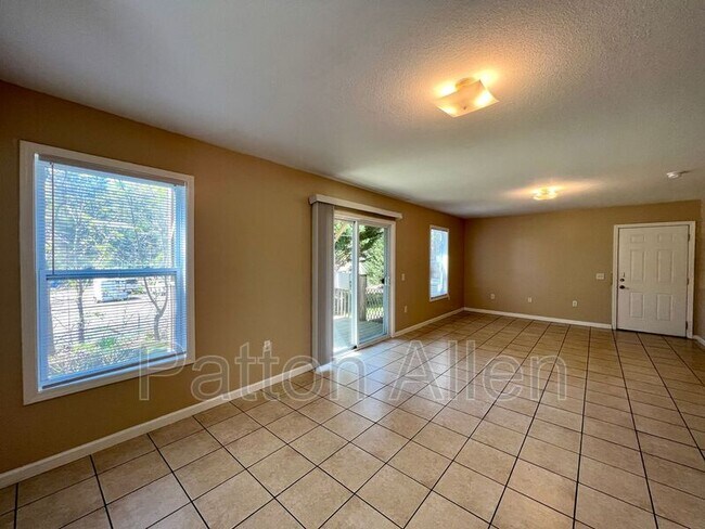 Building Photo - 8 Zell Ln