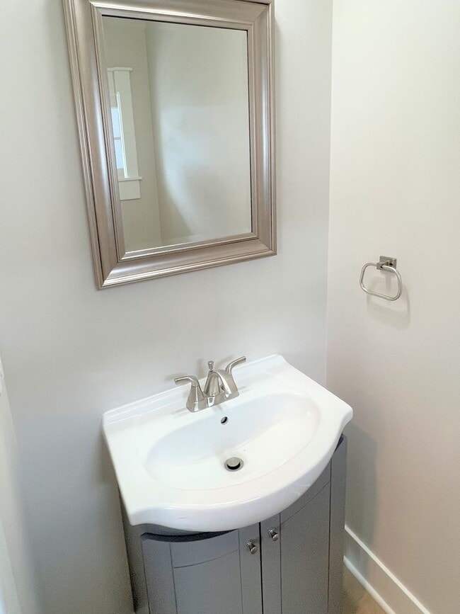 Building Photo - 4 Bedroom Townhome - Holland South Side