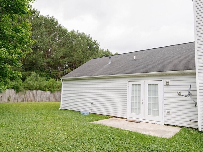 Building Photo - Cozy Ranch Living with Fenced Backyard in the Heart of Holly Springs!