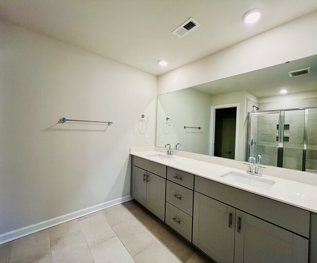 Building Photo - 3011 Lisburn St