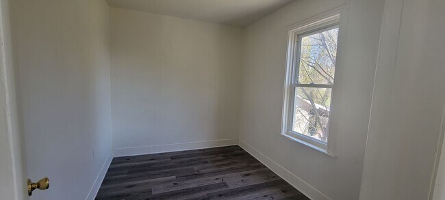 Building Photo - 217 Pen Argyl St