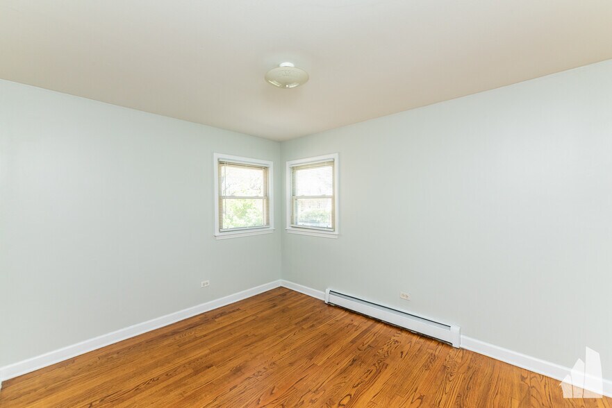 Building Photo - 4540 N Wolcott Ave
